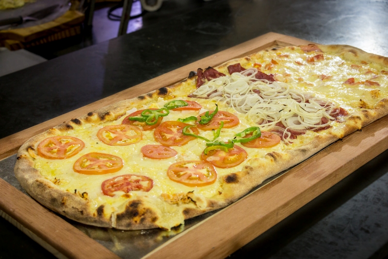  Pizzaria Rezende inclui pizza ‘gigante de 32 pedaços’ no cardápio e faz sucesso em Lagoa da Prata