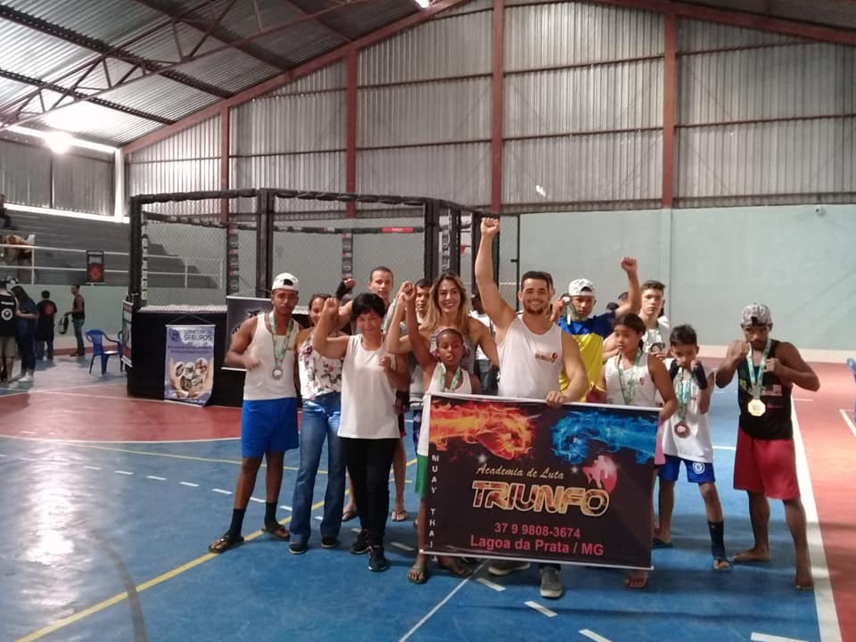  Academia de Luta Triunfo conquista dez medalhas e troféu em campeonato de Muay Thai e Kickboxing