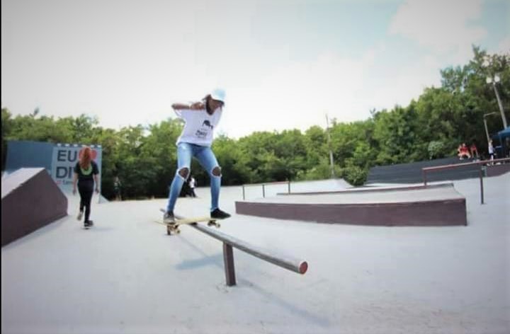  Menina de 15 anos dá show em cima do skate e rouba a cena em Lagoa da Prata
