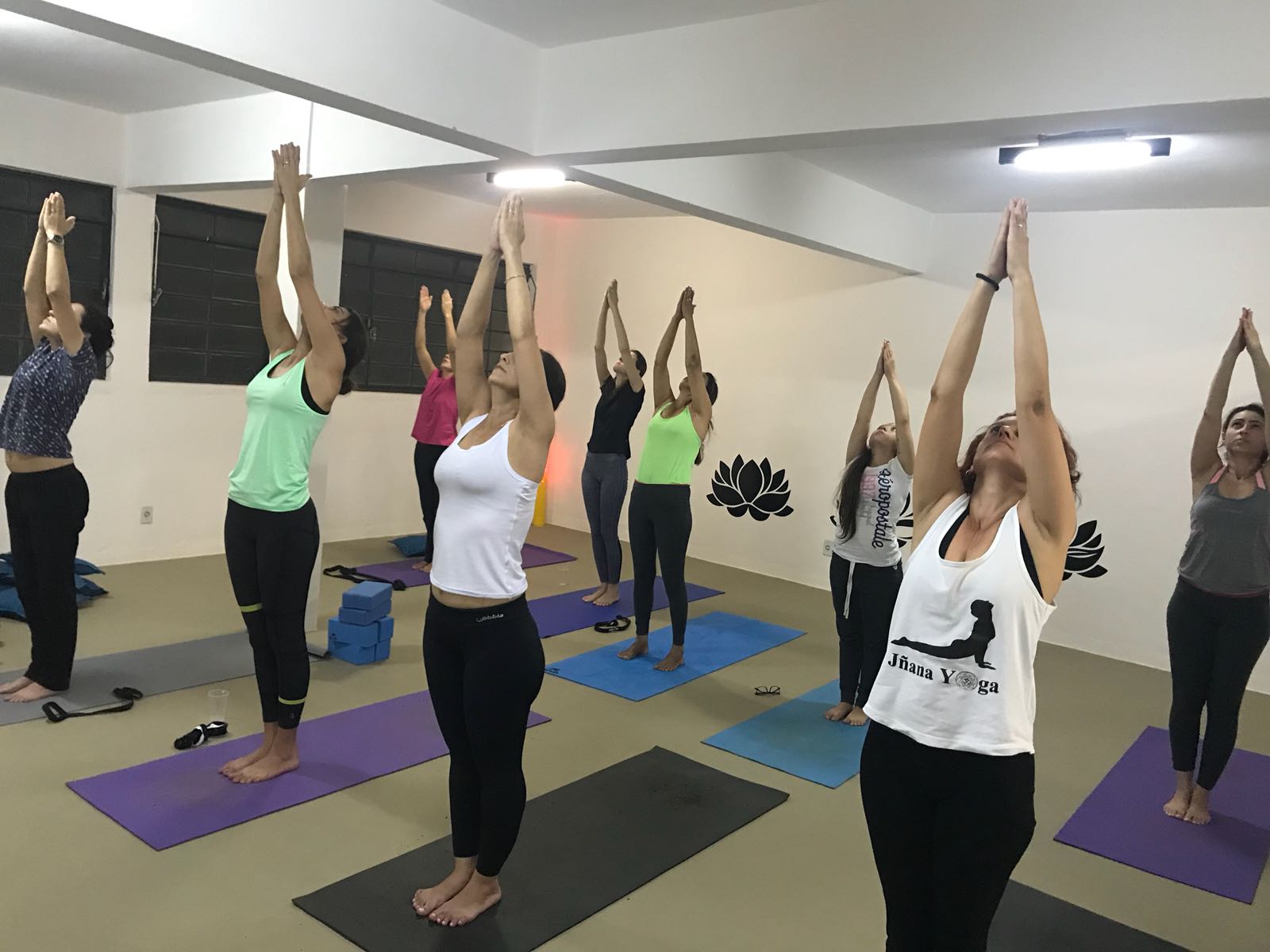  Estúdio promove aulas gratuitas de yoga, tai chi chuan e ninjutsu na Praia