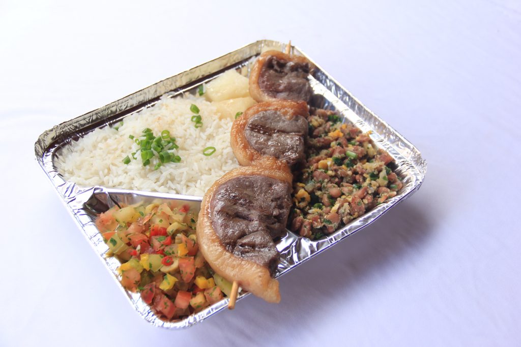 Com várias opções de espetos de churrasco e marmitex completo ...
