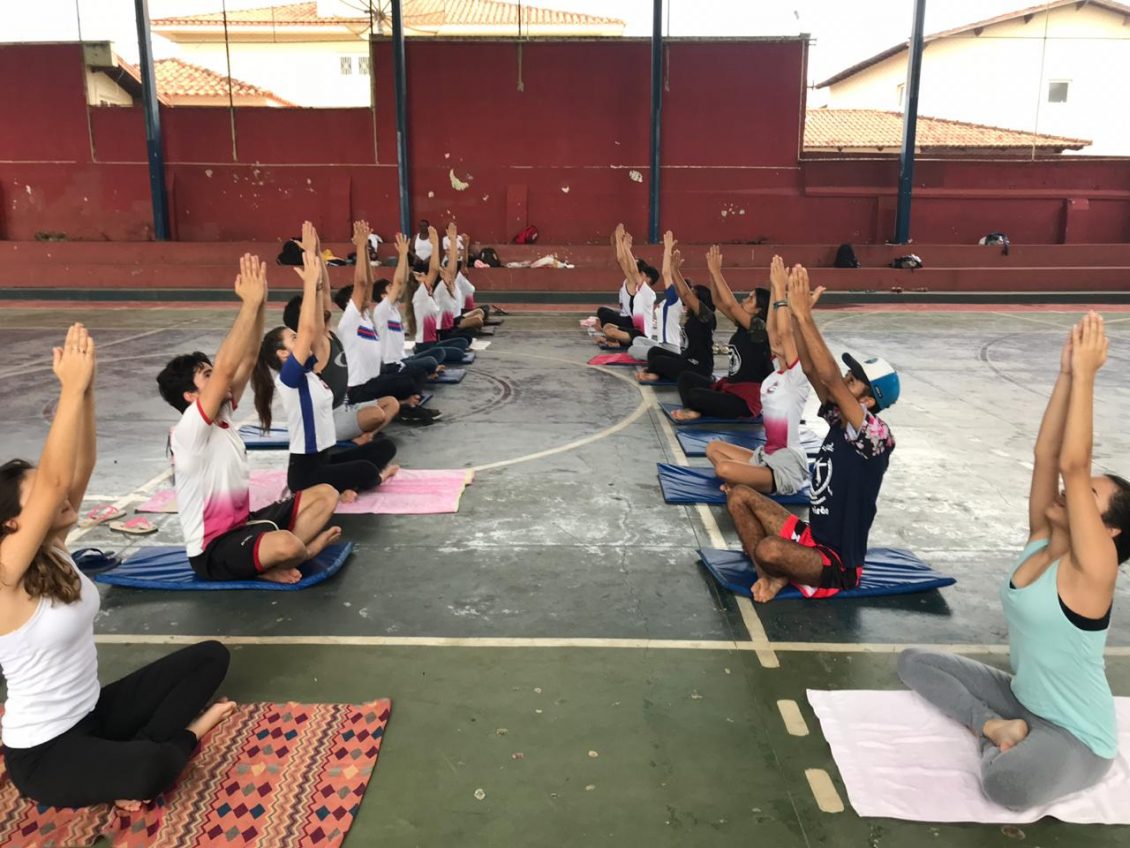  Escolas de Lagoa da Prata ajudam alunos a se prepararem para Enem com aulas de Yoga