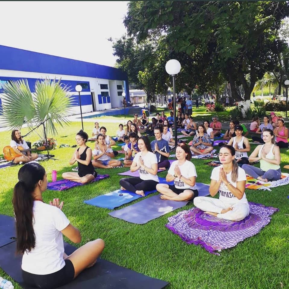  Aulão de yoga gratuito em prol do Janeiro Branco acontece na Praia Municipal