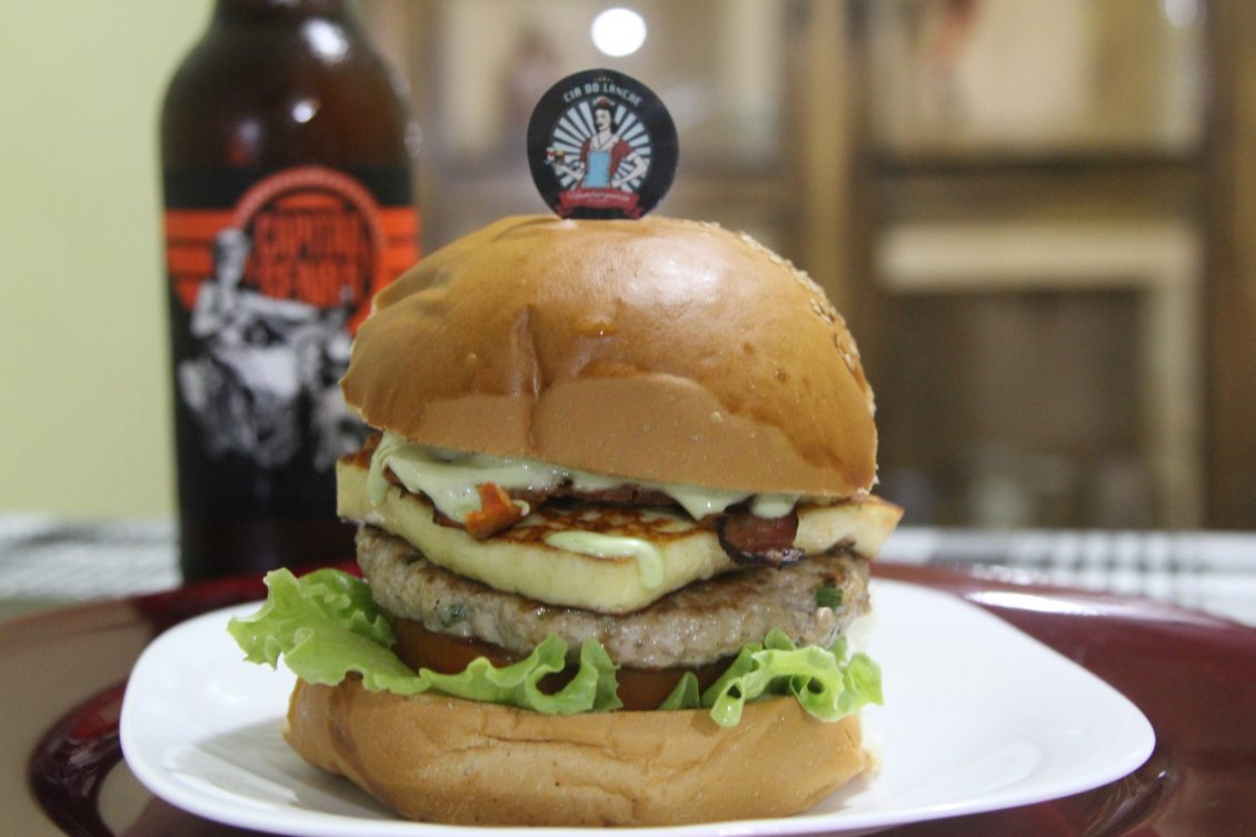  Na Cia do Lanche o objetivo é a experiência do cliente com o hambúrguer artesanal feito na hora!