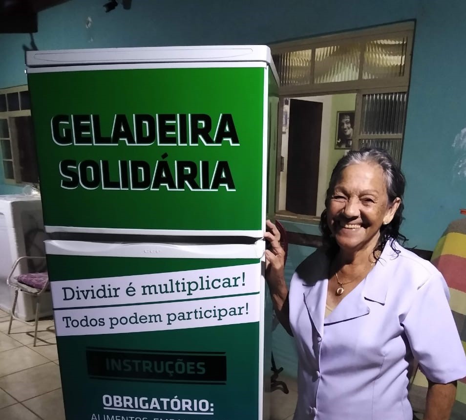  ‘Geladeira Solidária’ é instalada em Lagoa e oferece alimentos de graça para necessitados