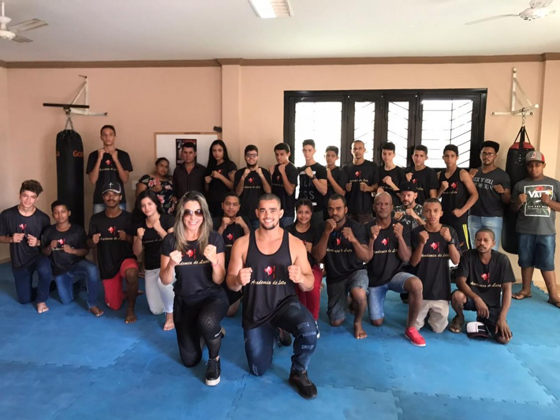  Academia de luta de Lagoa conquista 18 medalhas e troféu em campeonato de muay thai