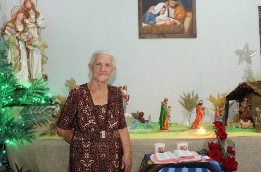  Após sepultar filha no Natal, Idosa realiza decoração em toda a casa e abre para visitação