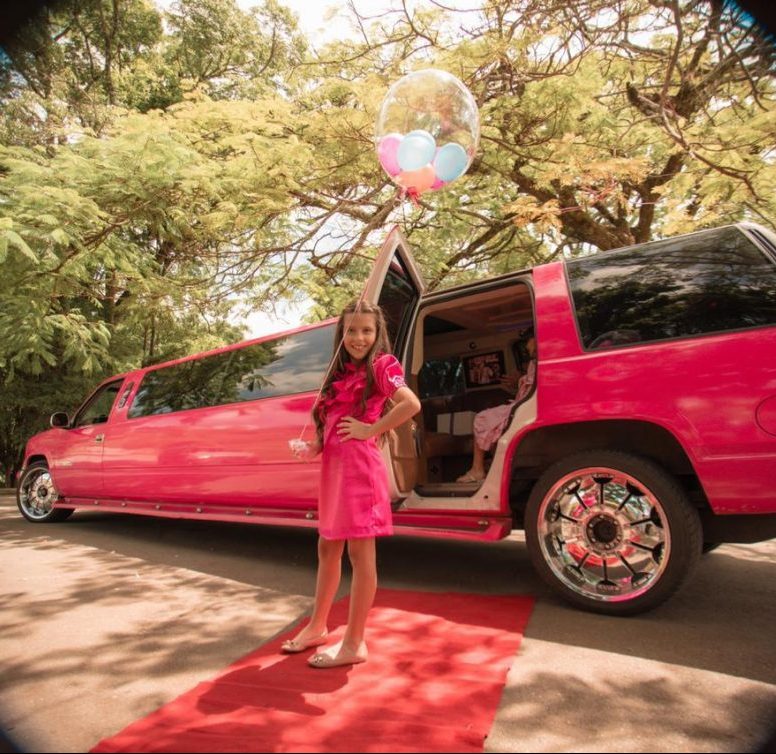 Criança celebra aniversário de 10 anos com passeio de limousine por Lagoa da Prata