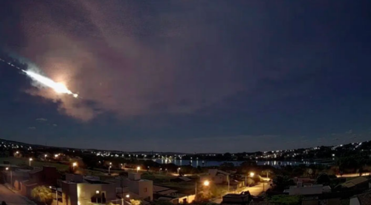  Pela segunda vez em 2020, meteoro é visto no céu de Lagoa da Prata