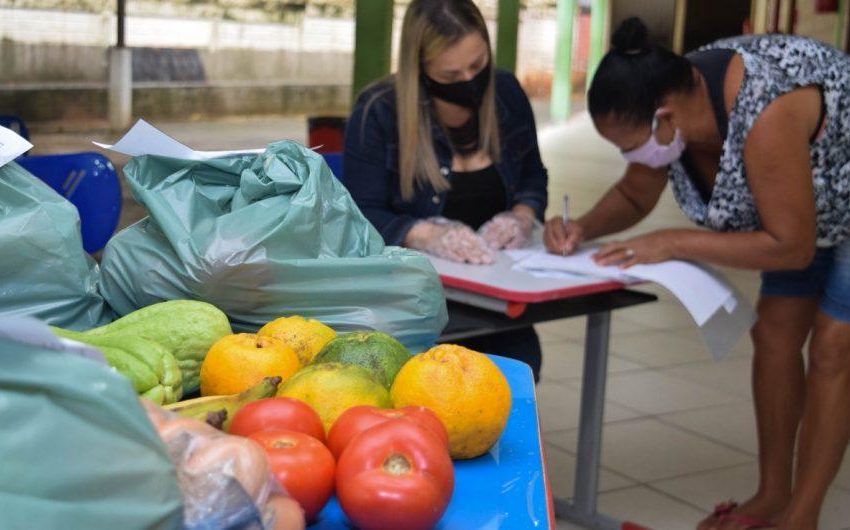  Kits de alimentação são distribuídos para famílias de alunos da rede municipal