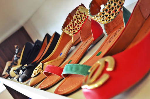  SOS e loja de Lagoa da Prata promovem bazar beneficente de sapatos femininos
