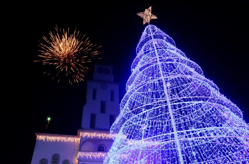  Decoração natalina na Praça da Matriz encanta lagopratenses