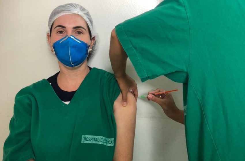  “É uma dose de esperança para todos nós”, diz técnica de enfermagem do Hospital São Carlos