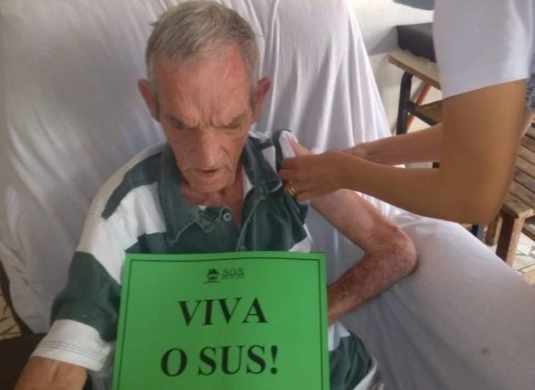  Idosos do SOS recebem a vacina contra a Covid-19 em Lagoa da Prata