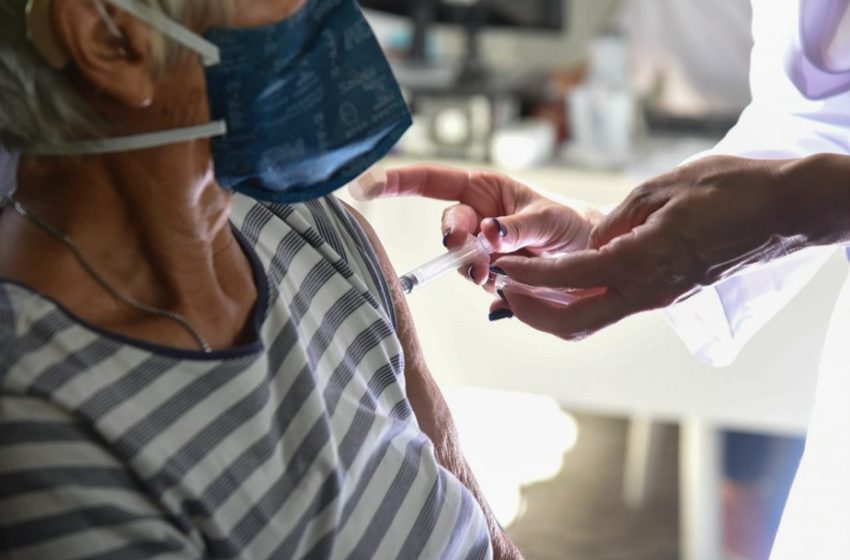 Idosos a partir de 85 anos começam a ser vacinados contra a covid-19 nesta terça-feira (2) em Lagoa da Prata