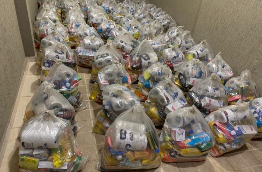  Voluntários fazem doação de 100 cestas básicas para profissionais da construção civil em Lagoa da Prata