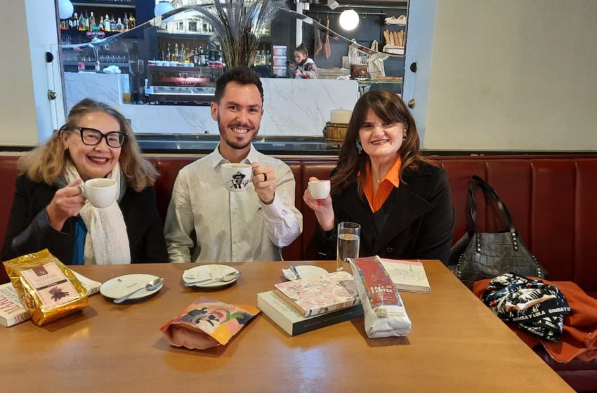  Pelos “cafés” de Santiago! No Chile, lagopratense participa de projeto visitando cafeterias