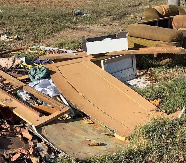  Moradores reclamam do descarte de lixo em lotes em Lagoa da Prata