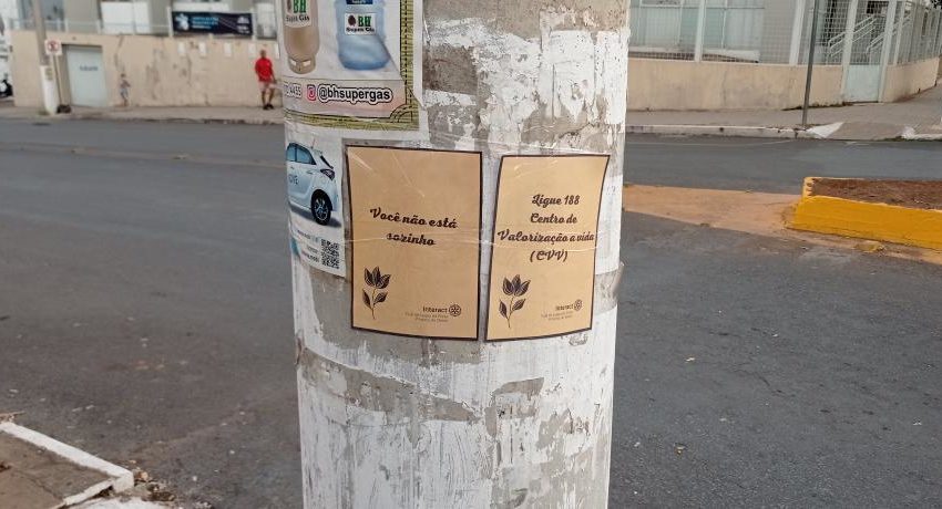  Setembro Amarelo: Interact Club cola cartazes em postes de Lagoa com mensagens de apoio