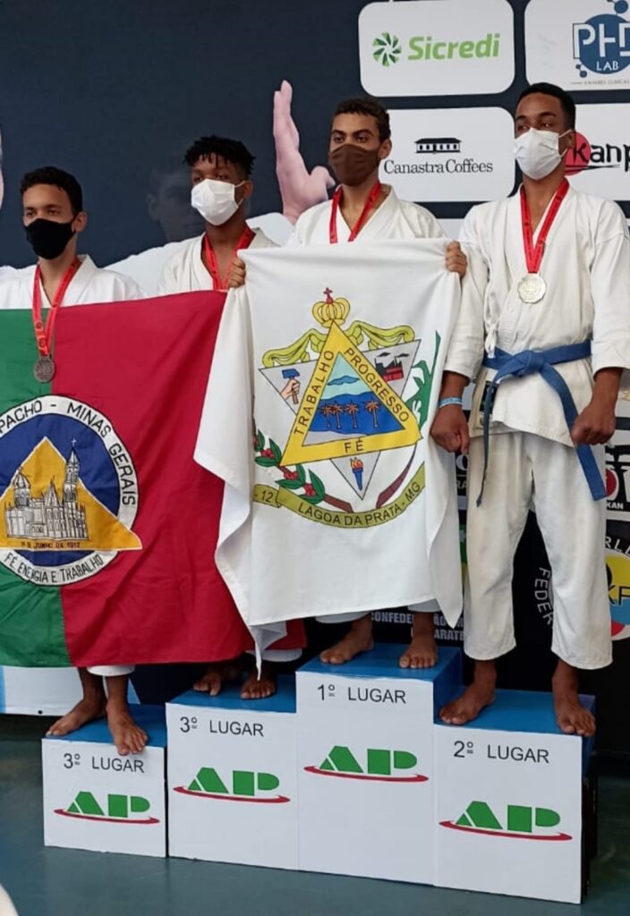 Filipe Oliveira Martins no pódio da "Copa Brasil de Karate"