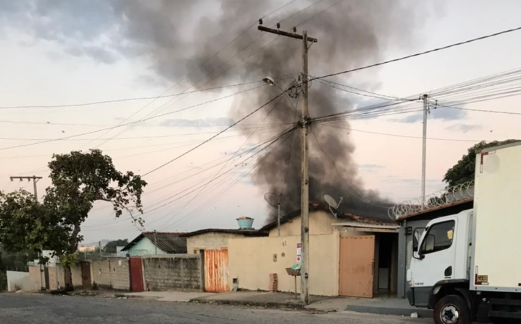  “Estou precisando muito de ajuda”, diz moradora de Lagoa da Prata que teve a casa incendiada pela própria mãe