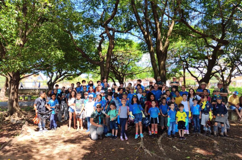  Grupo de escoteiros de Lagoa da Prata realiza limpeza no Parque Ecológico