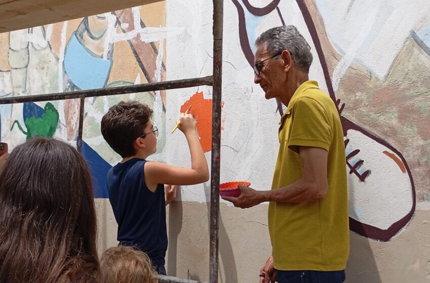 Heleno Nunes restaura painel pintado há 15 anos em Pitangui