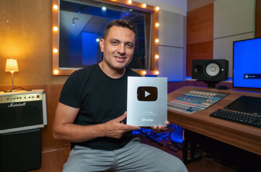 Cantor lagopratense recebe a placa de 100 mil inscritos do YouTube