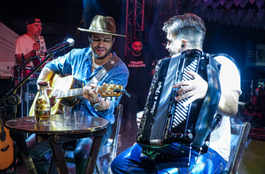  Sanfoneiro lagopratense inicia turnê nacional ao lado de Thiago Carvalho, nome em ascensão no sertanejo